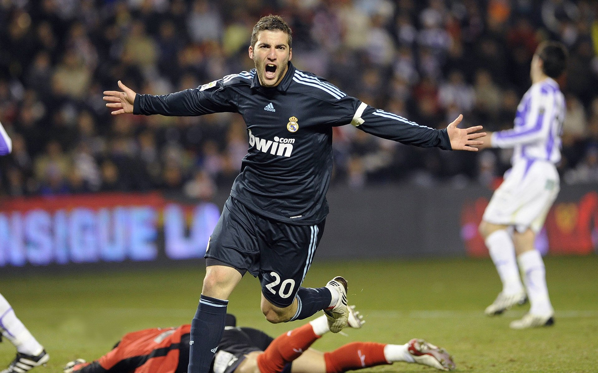 九游体育官方app-杭州绿城球员在比赛中展现实力，赢得尊重，杭州绿城历史球员